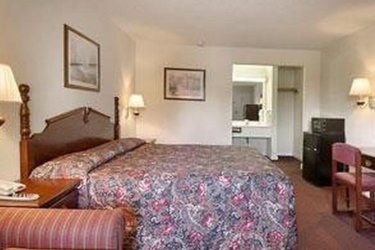 Rodeway Inn Lumberton Exterior photo