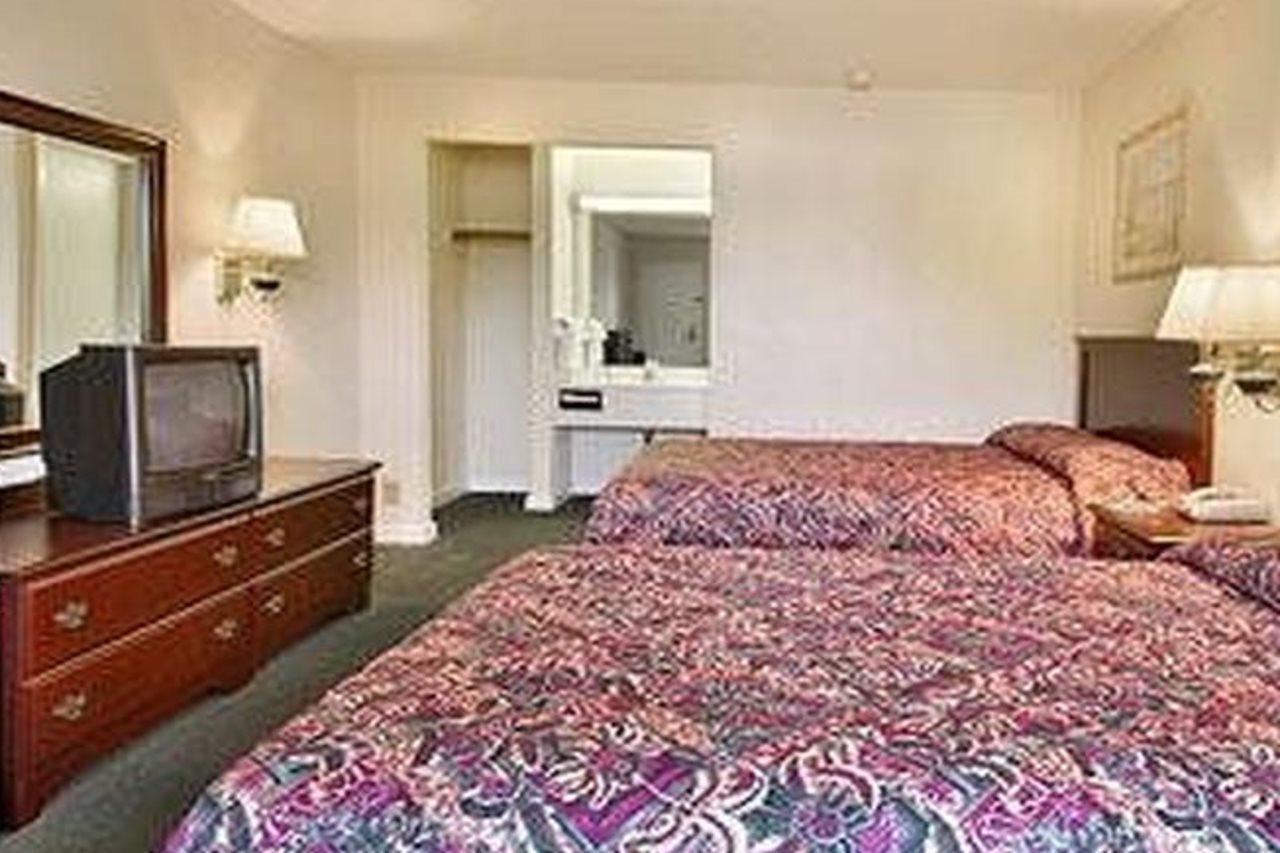 Rodeway Inn Lumberton Exterior photo
