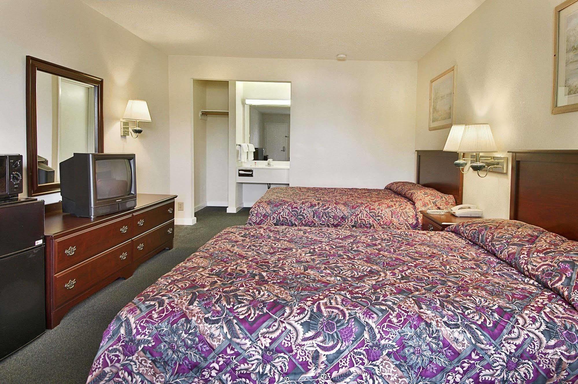 Rodeway Inn Lumberton Room photo