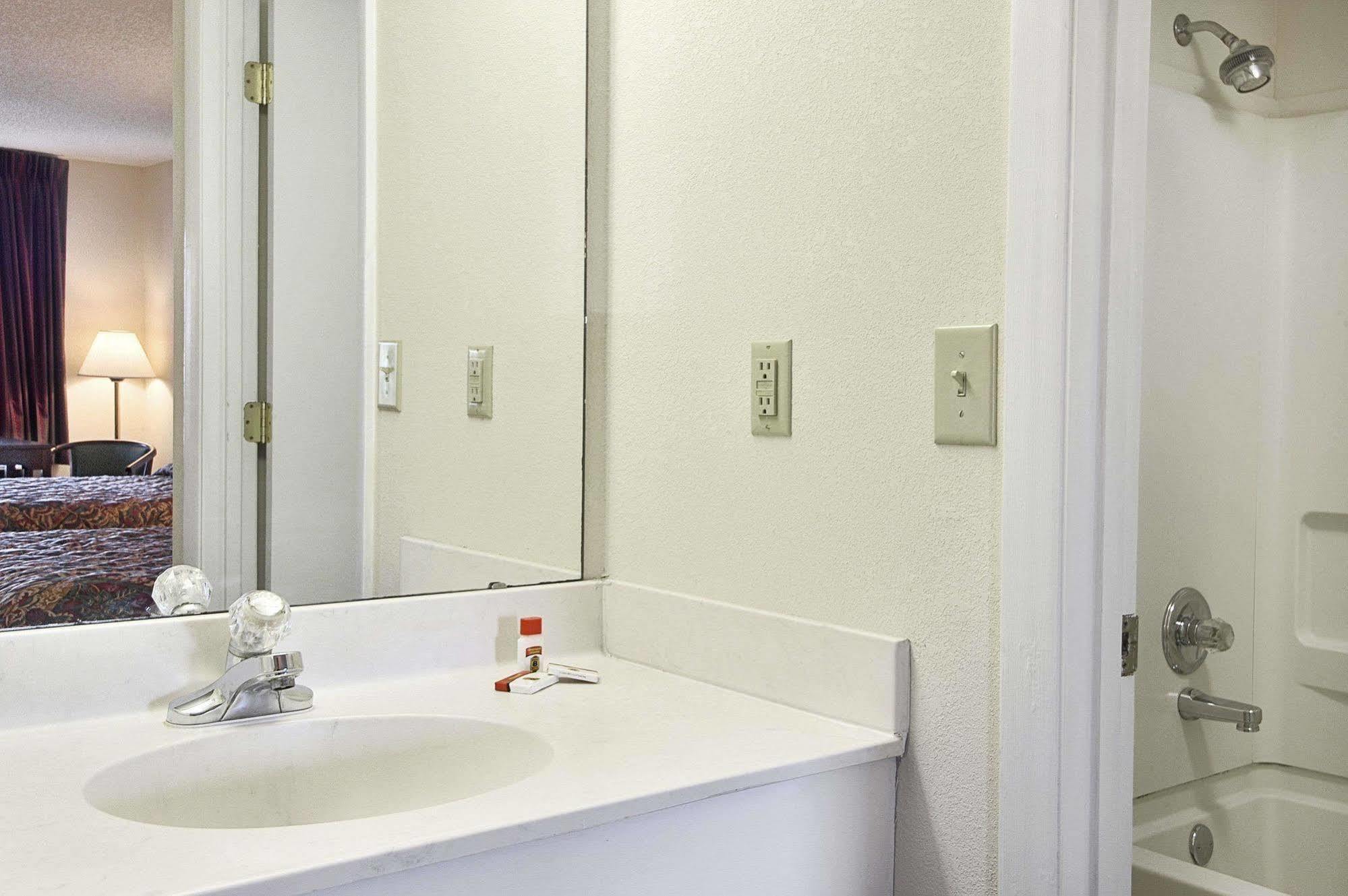 Rodeway Inn Lumberton Room photo