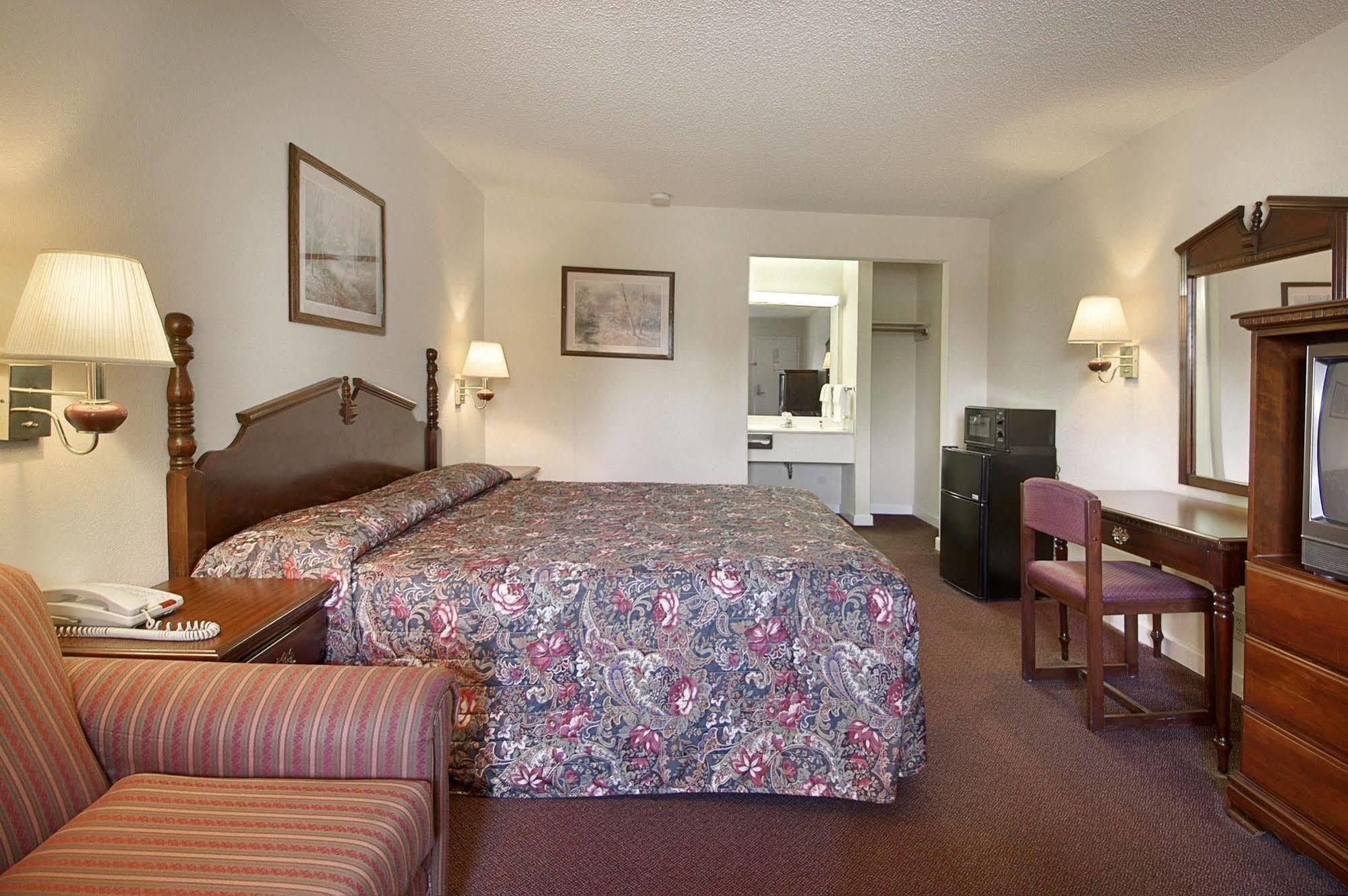 Rodeway Inn Lumberton Exterior photo